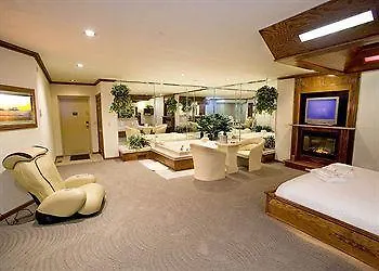 Sybaris Pool Suites Northbrook - Adults Only Glenview