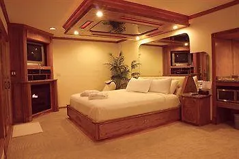 Sybaris Pool Suites Northbrook - Adults Only