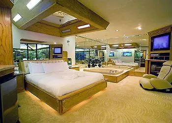 Sybaris Pool Suites Northbrook - Adults Only
