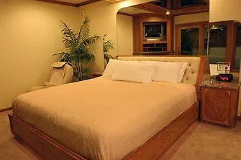 Sybaris Pool Suites Northbrook - Adults Only Glenview